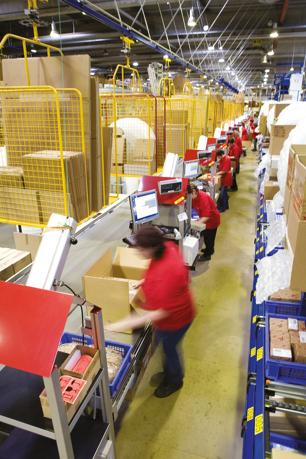 Order today, delivery tomorrow – Häfele has made a good name for itself as a modern logistics provider with its business partners worldwide.  Pictured: Packing line with employees at the Nagold dispatch centre.