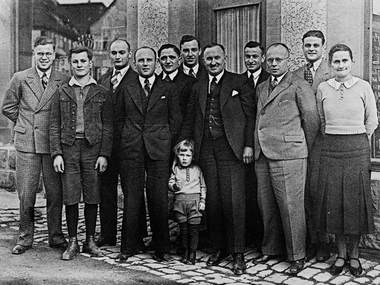 Adolf Häfele a zaměstnanci před železářským obchodem v Nagoldu