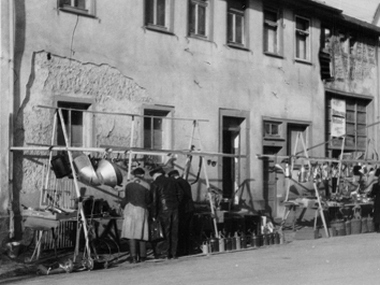 Pouliční prodej po požáru v roce 1950