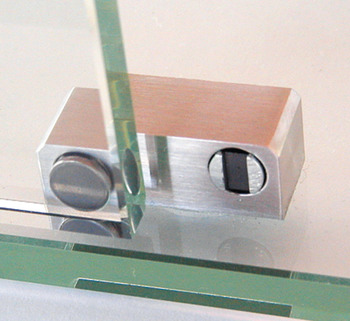 Magnetická záskočka, nerez, přídržná síla 1,8 kg, k nalepení